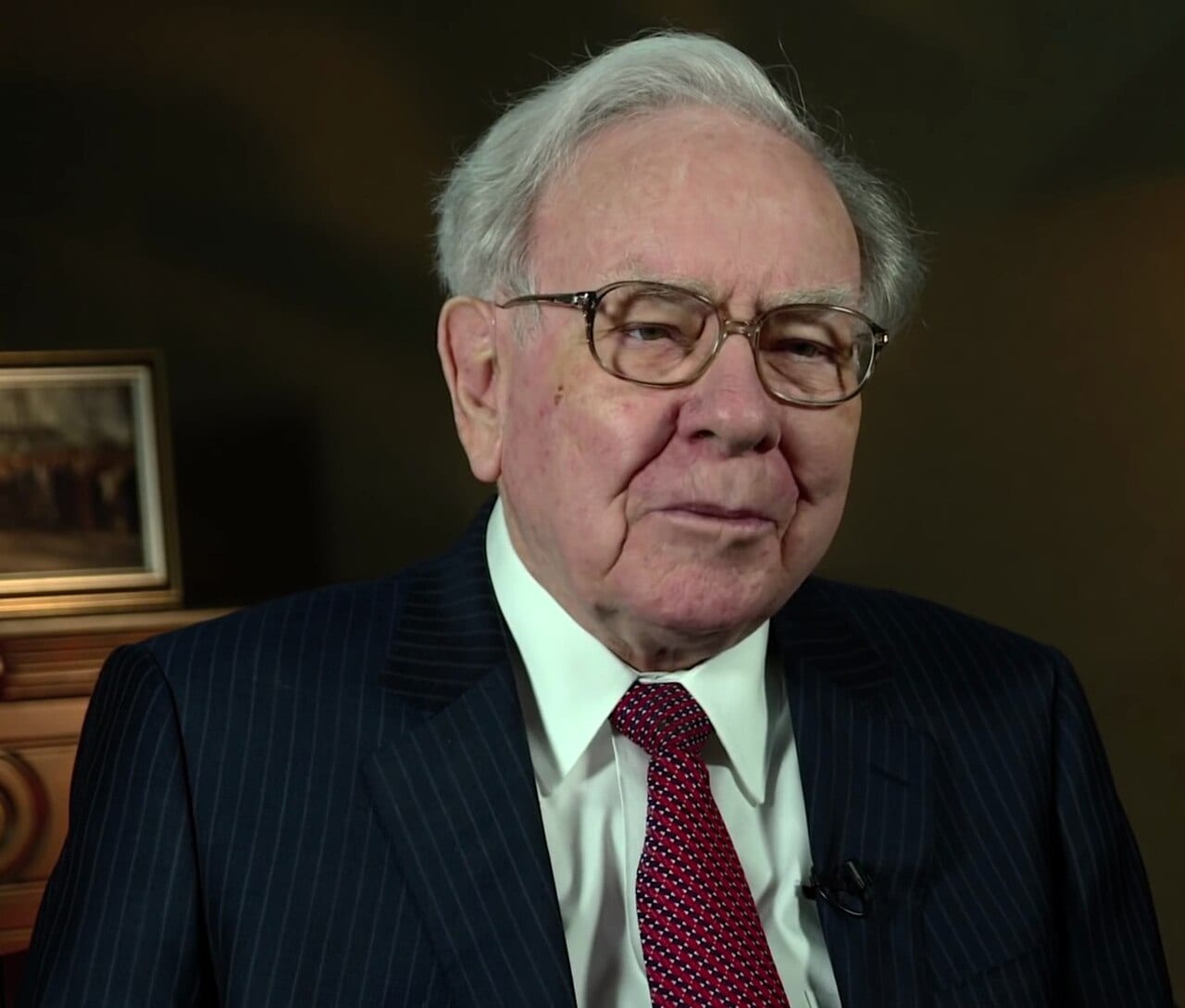 Warren Buffett speaks at a podium at the 2015 SelectUSA Investment Summit